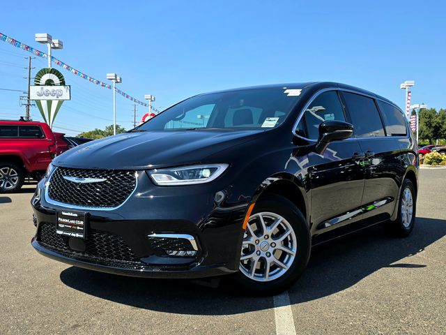 2025 Chrysler Pacifica photo 3