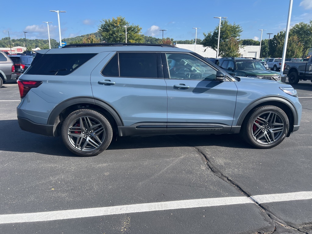 2025 Ford Explorer ST photo 3