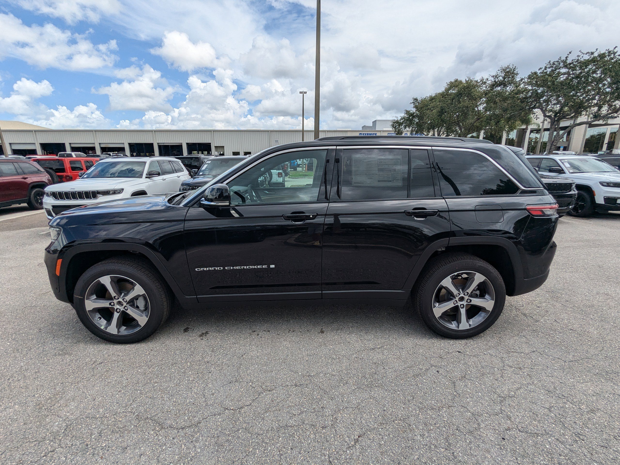 2025 Jeep Grand Cherokee Limited photo 4