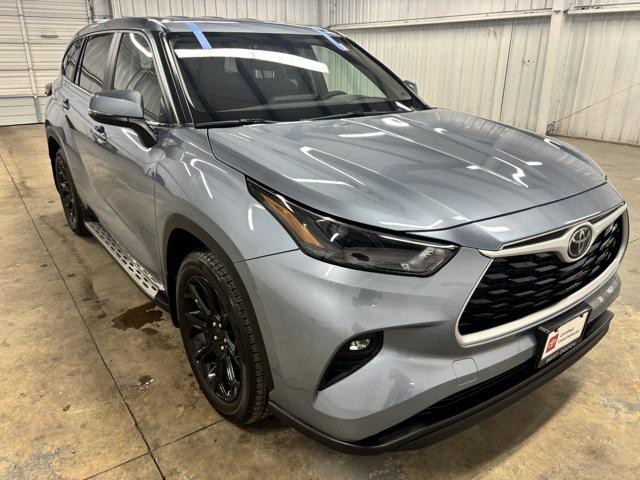 2024 Toyota Highlander LE's photo