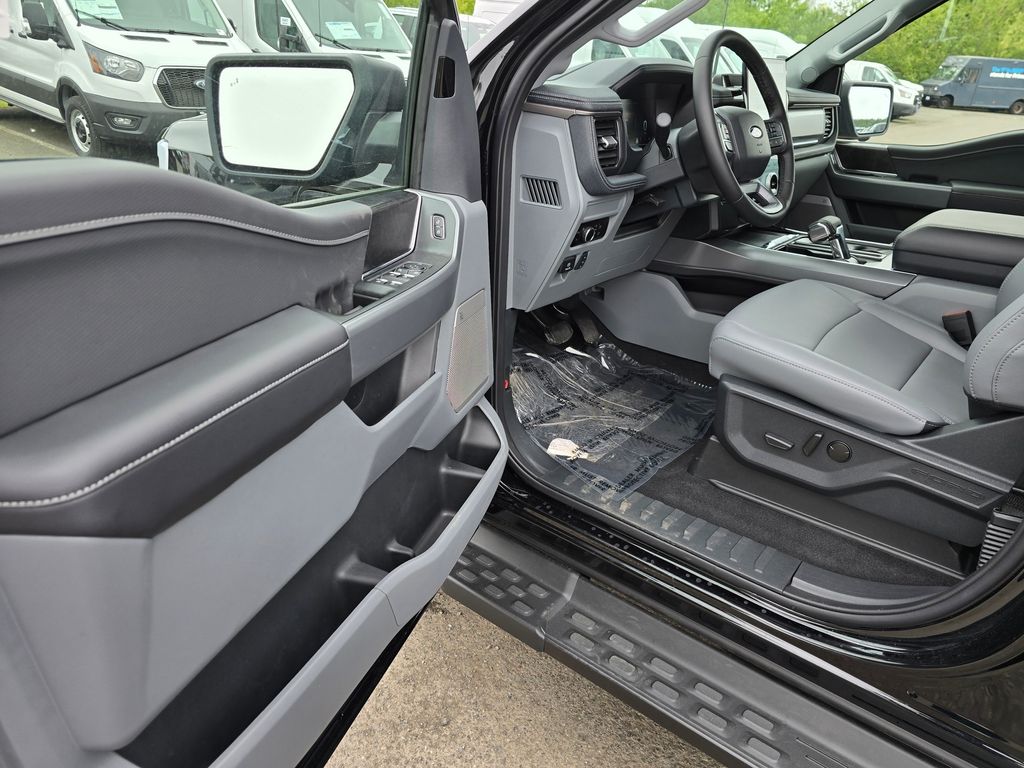 2025 Ford F-150 Lightning photo 13