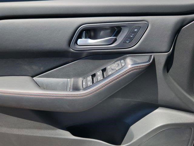 2025 Nissan Rogue SV photo 8