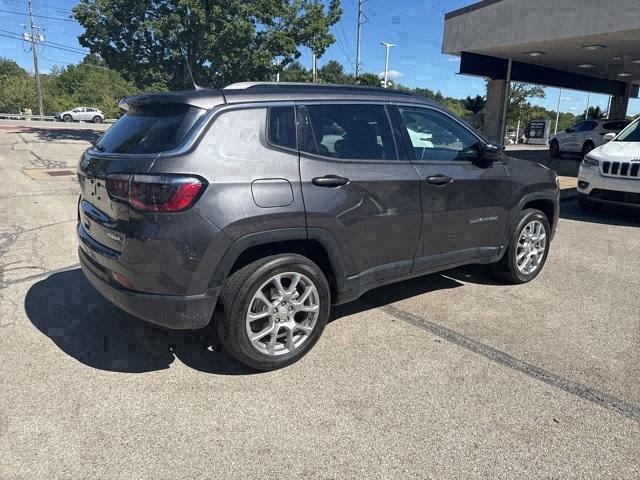 2023 Jeep Compass Latitude Lux photo 5