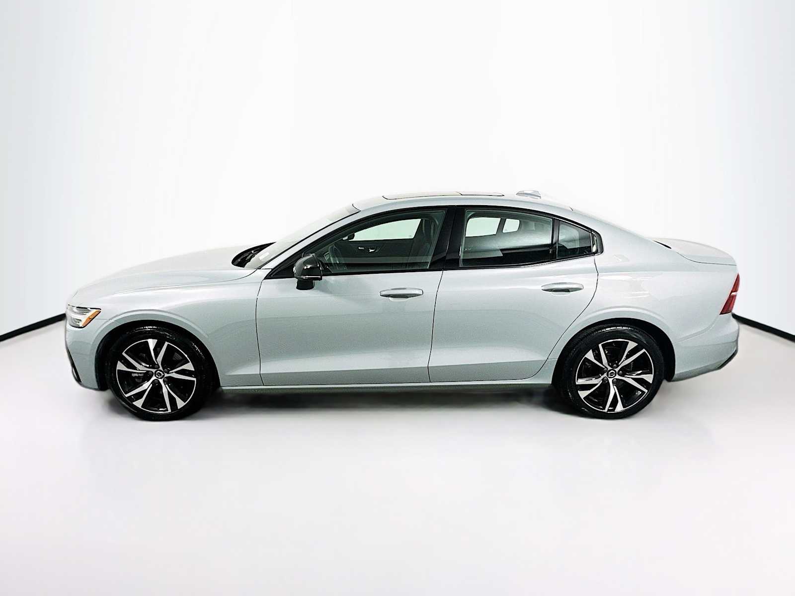 2025 Volvo S60 B5 Core photo 2
