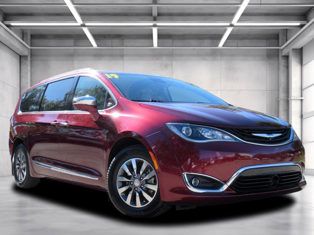 2019 Chrysler Pacifica Hybrid Limited's photo