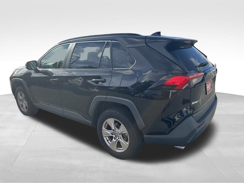 2022 Toyota RAV4 XLE photo 3