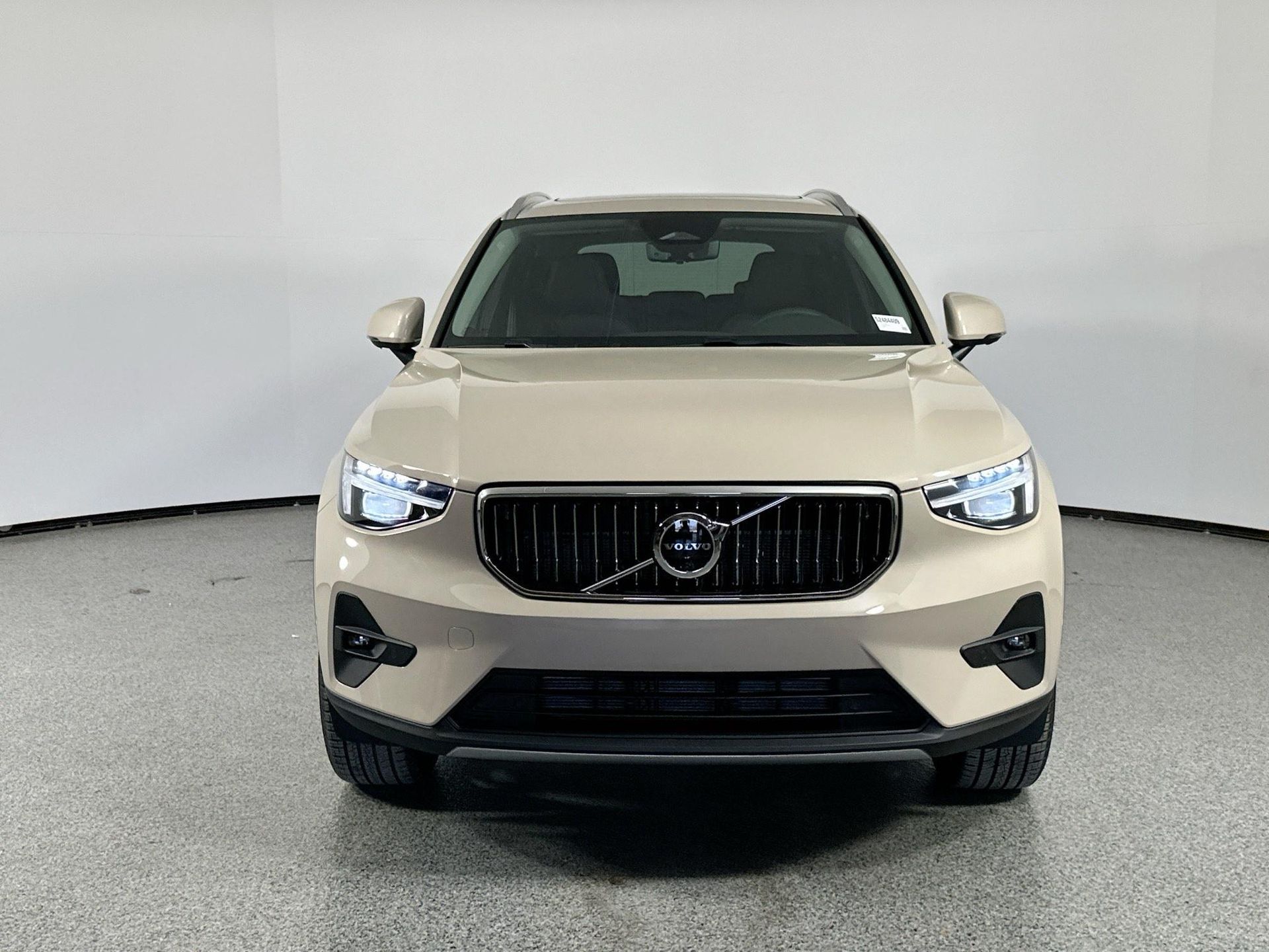 2025 Volvo XC40 AWD photo 2
