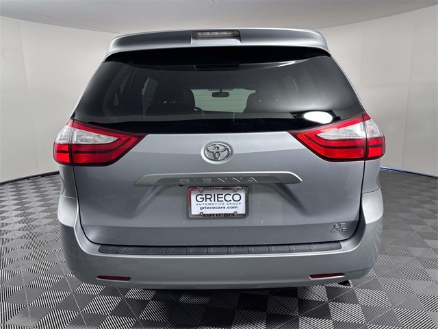 2017 Toyota Sienna LE photo 6