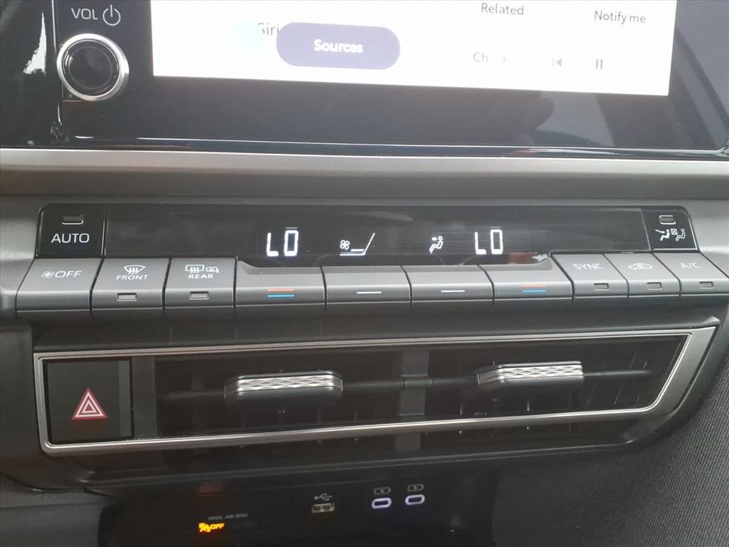 2025 Toyota Camry Hybrid LE photo 14