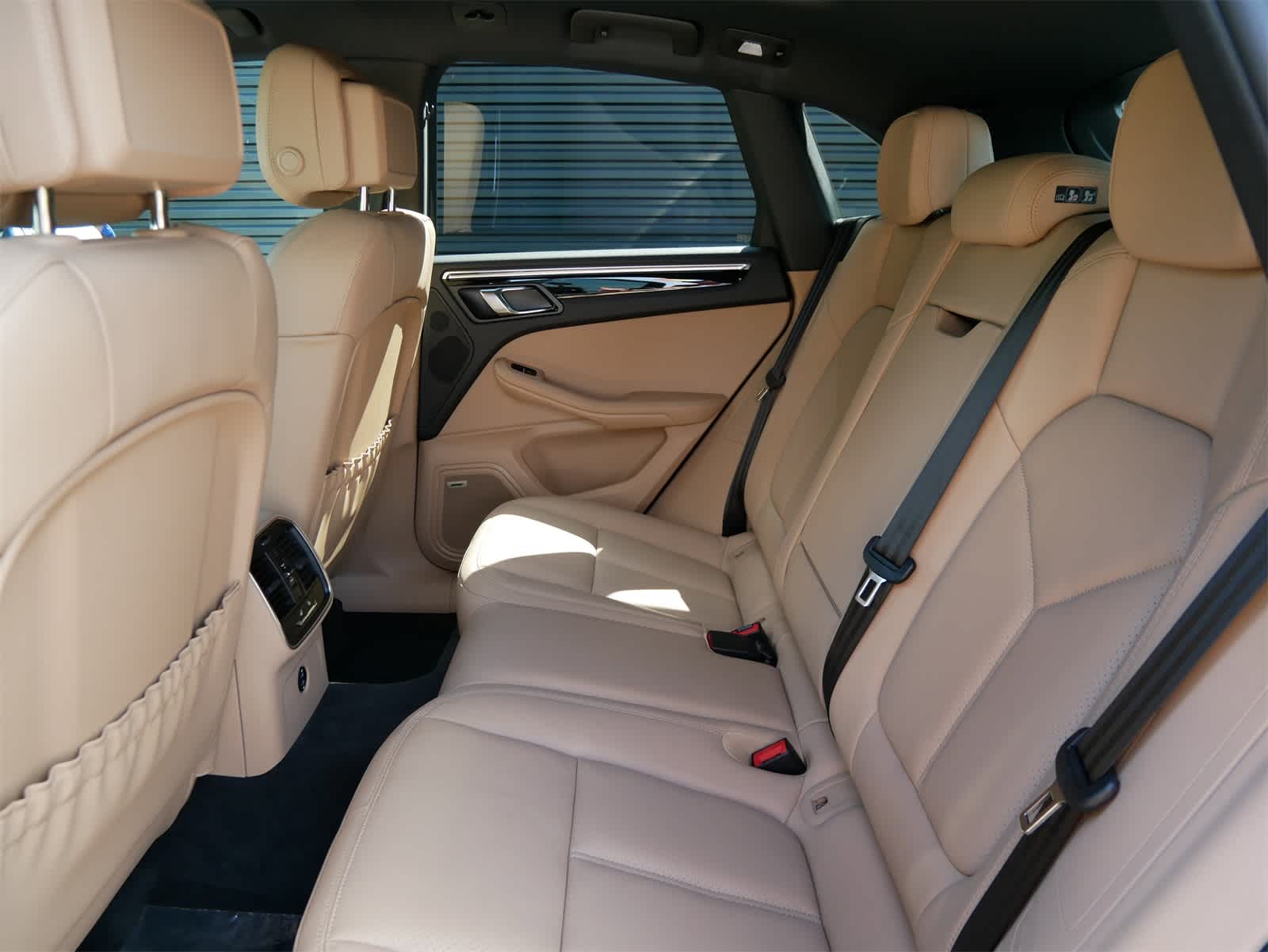 2025 Porsche Macan photo 6