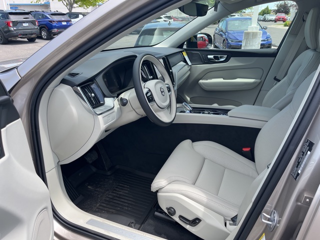 2025 Volvo XC60 B5 photo 9