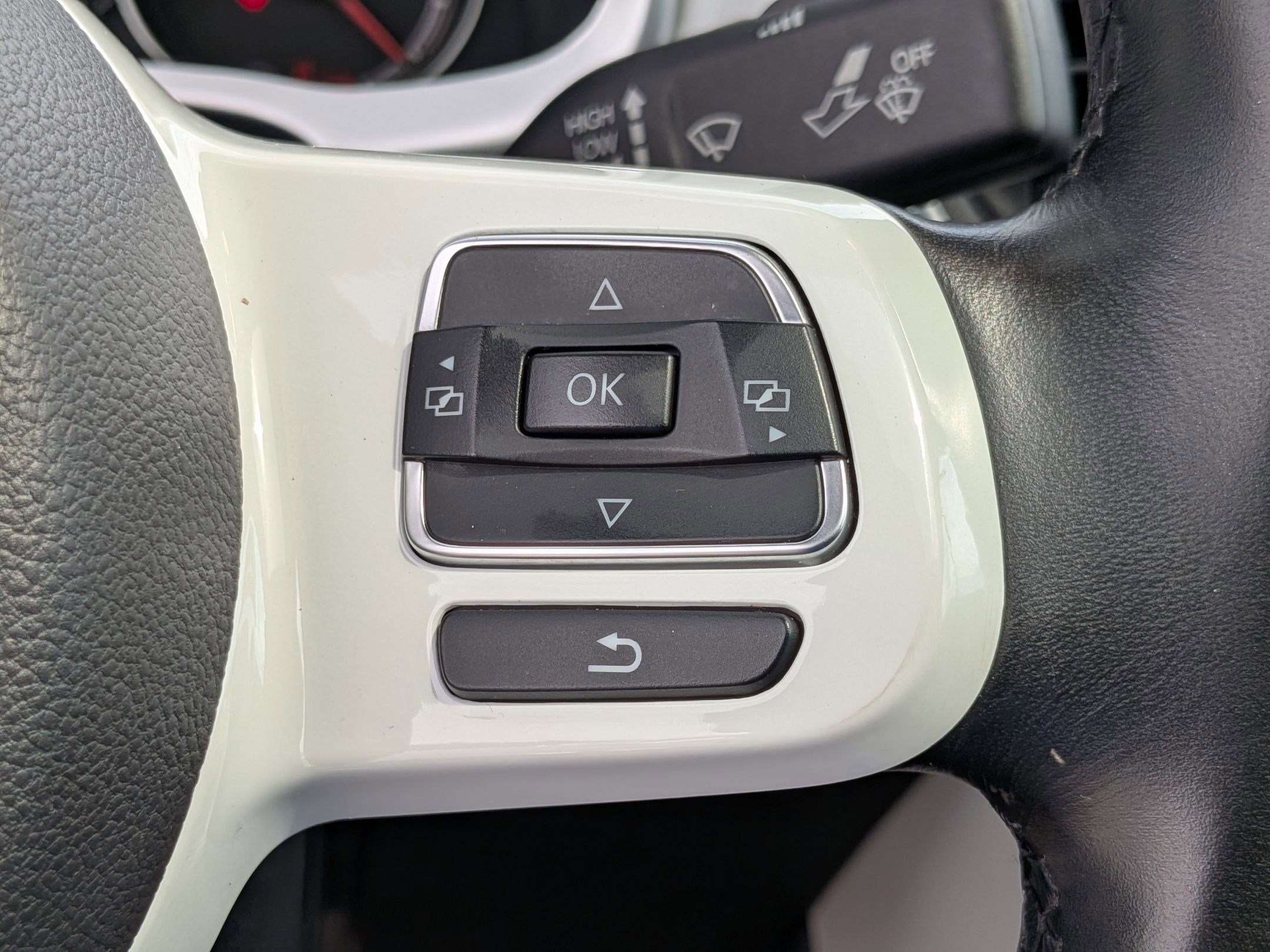 2019 Volkswagen Beetle SE photo 18
