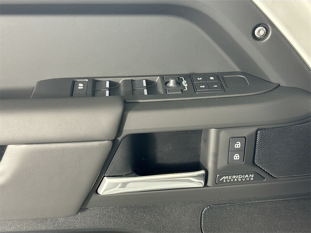 2025 Land Rover Defender 110 X-Dynamic SE photo 12