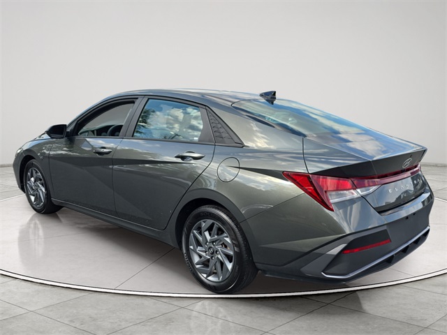 2024 Hyundai Elantra SEL photo 3