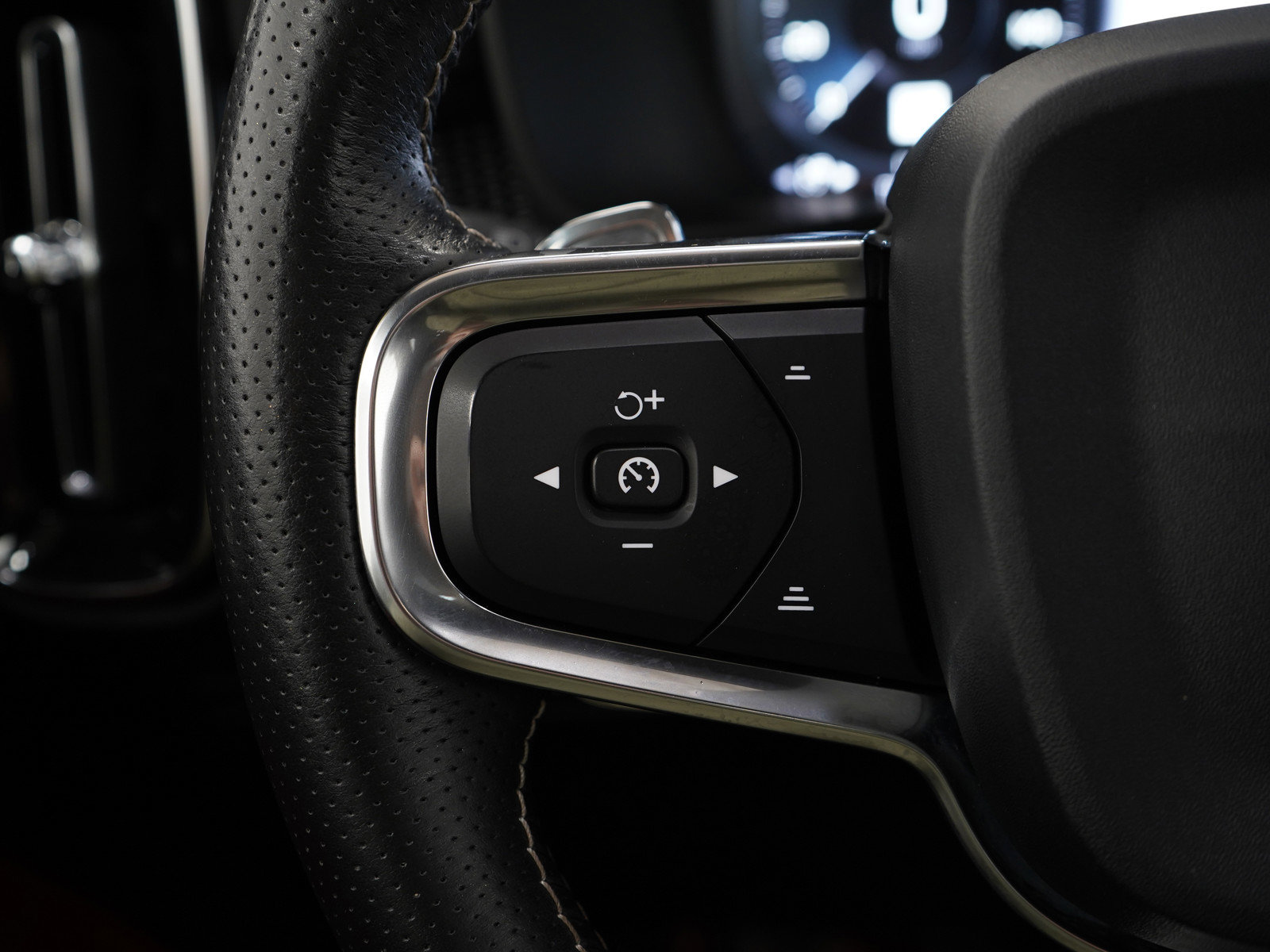 2019 Volvo XC40 R-Design photo 22