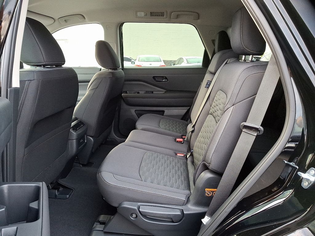 2025 Nissan Pathfinder SV photo 2