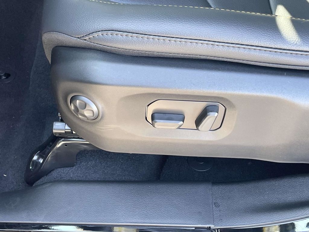 2025 Jeep Wrangler Sahara photo 24