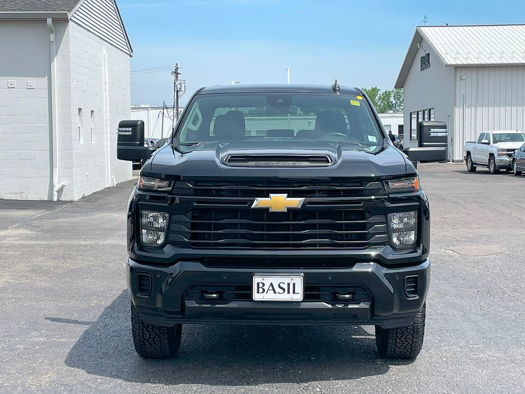 2025 Chevrolet Silverado 2500HD Custom photo 3