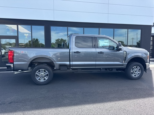 2025 Ford F-350 XLT photo 2