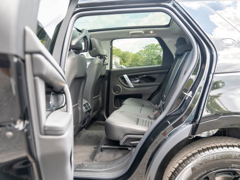 2025 Land Rover Discovery Sport S photo 18