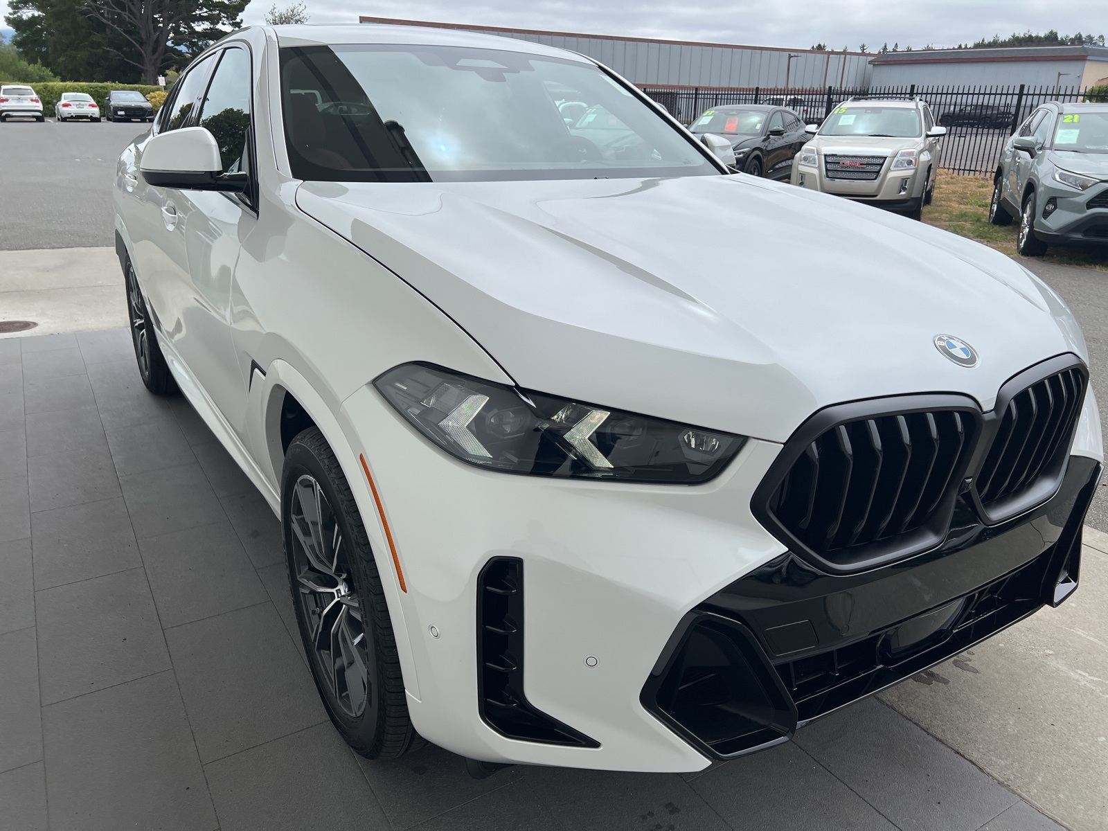 New 2026 Mineral White Metallic BMW xDrive40i image 1