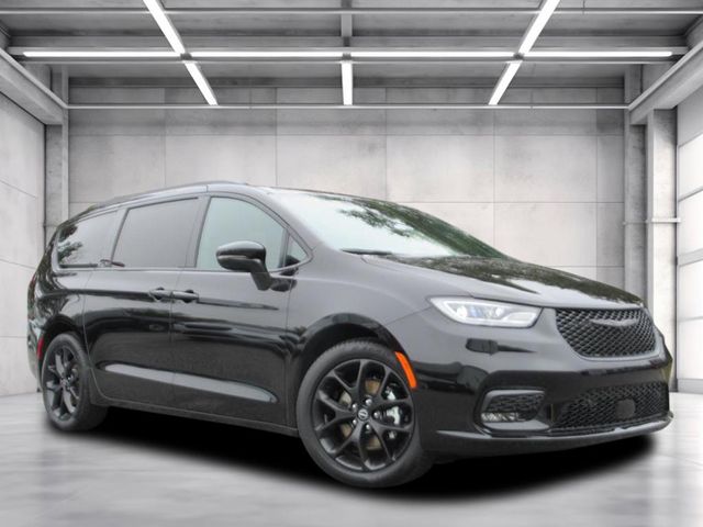 2026 Chrysler Pacifica Select's photo