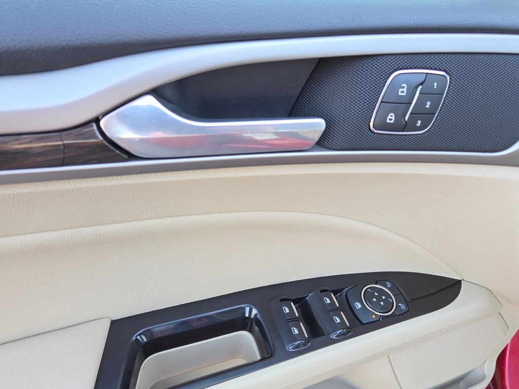 2013 Ford Fusion Energi SE photo 23