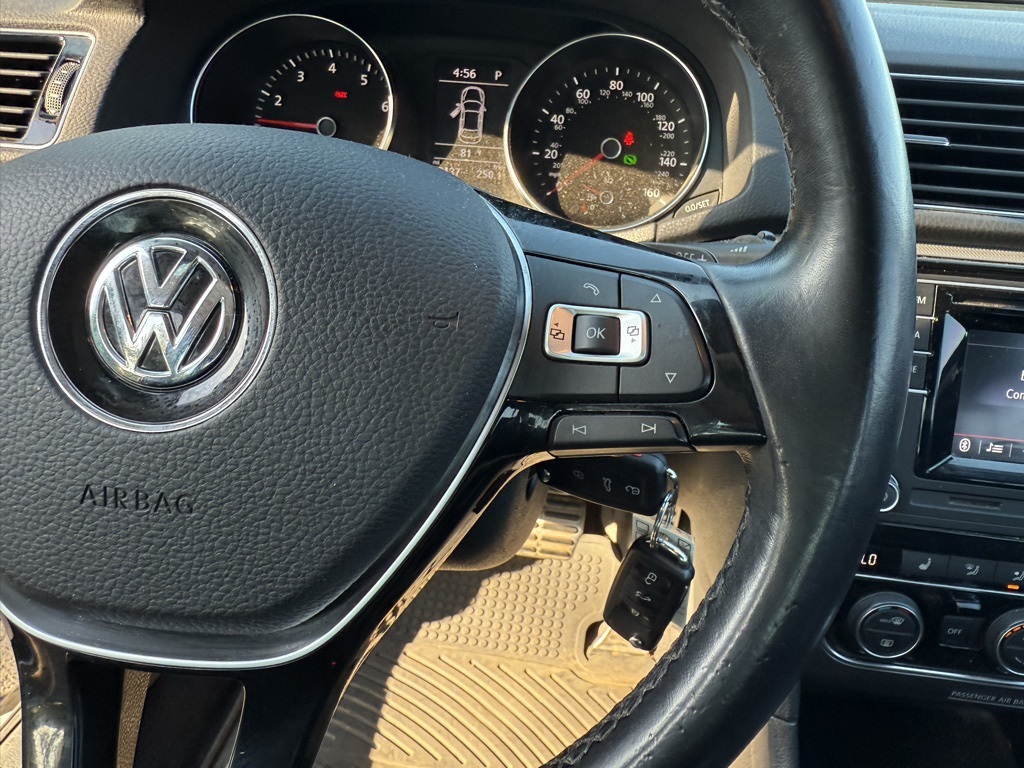 2016 Volkswagen Passat R-Line photo 12