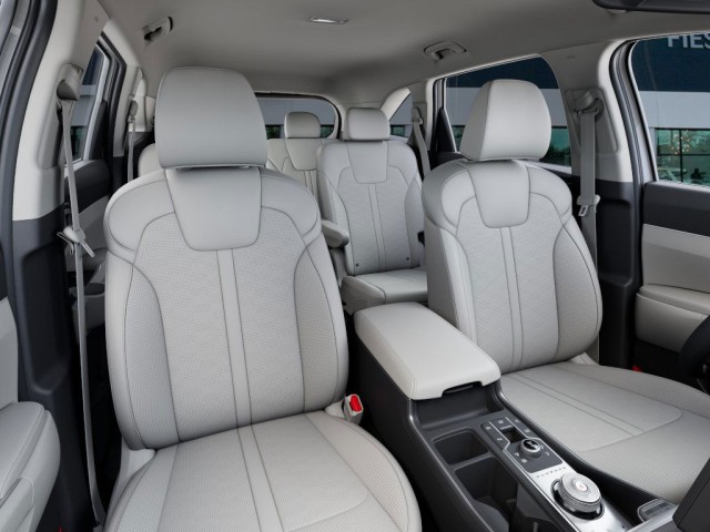 New 2025 Snow White Pearl Kia EX image 15