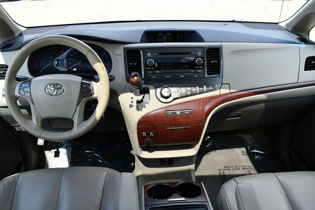 2014 Toyota Sienna XLE photo 3