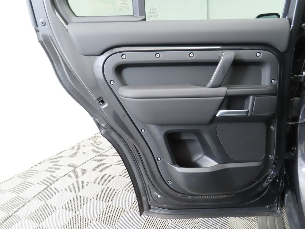 2025 Land Rover Defender 130 V8 photo 25