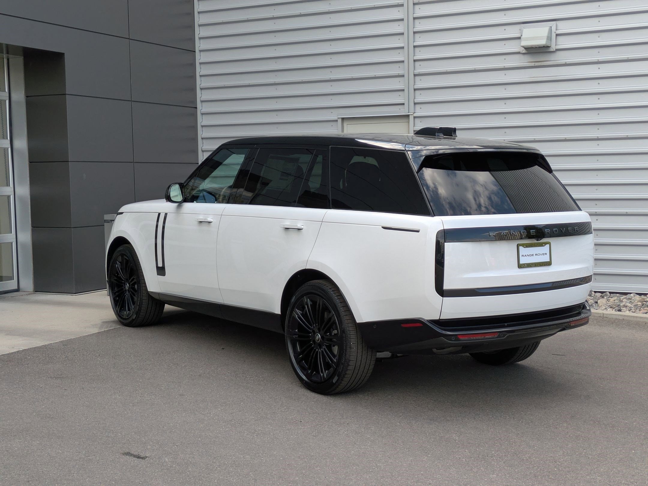2025 Land Rover Range Rover SE photo 3