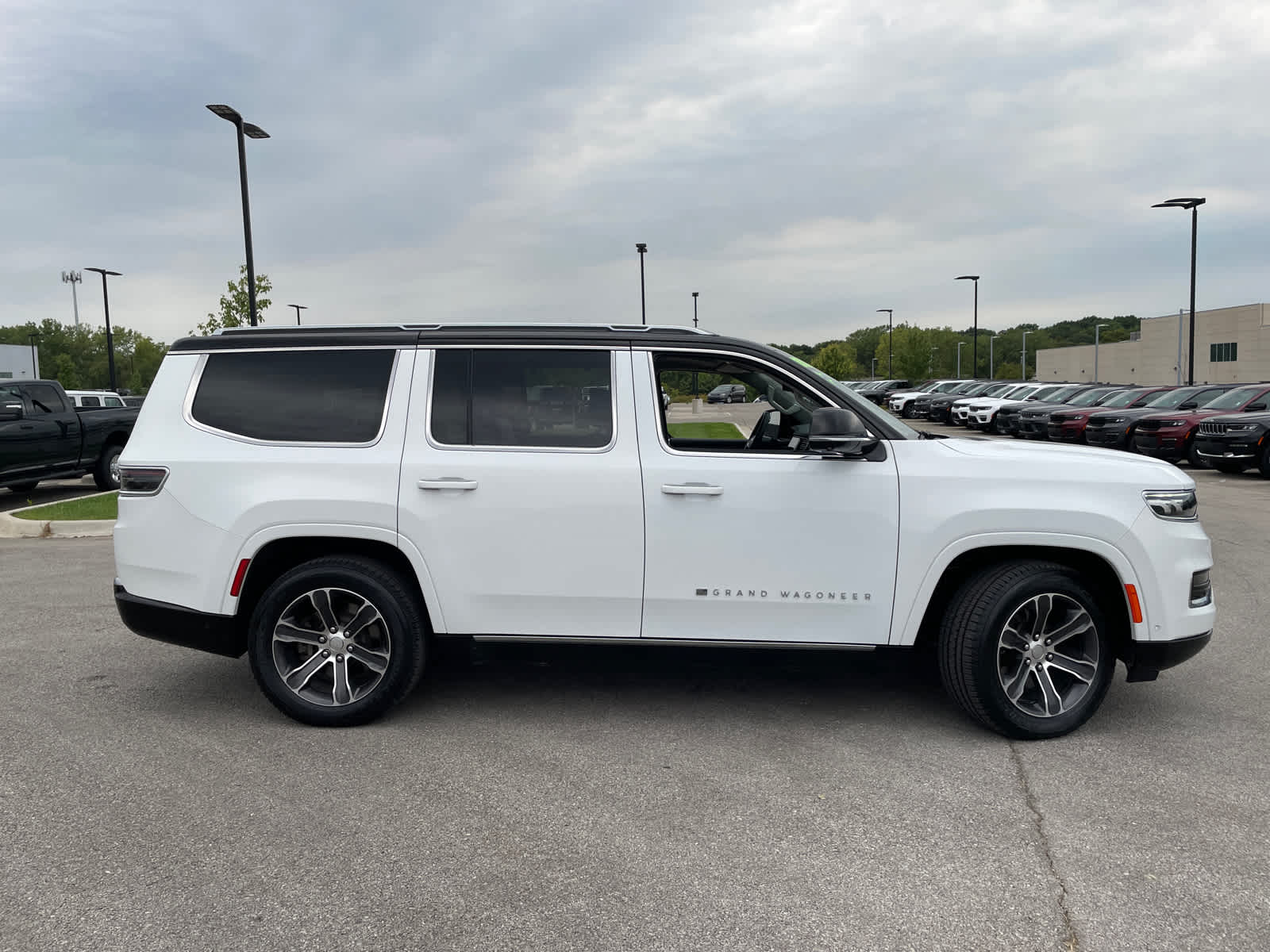 2023 Jeep Grand Wagoneer Base photo 10