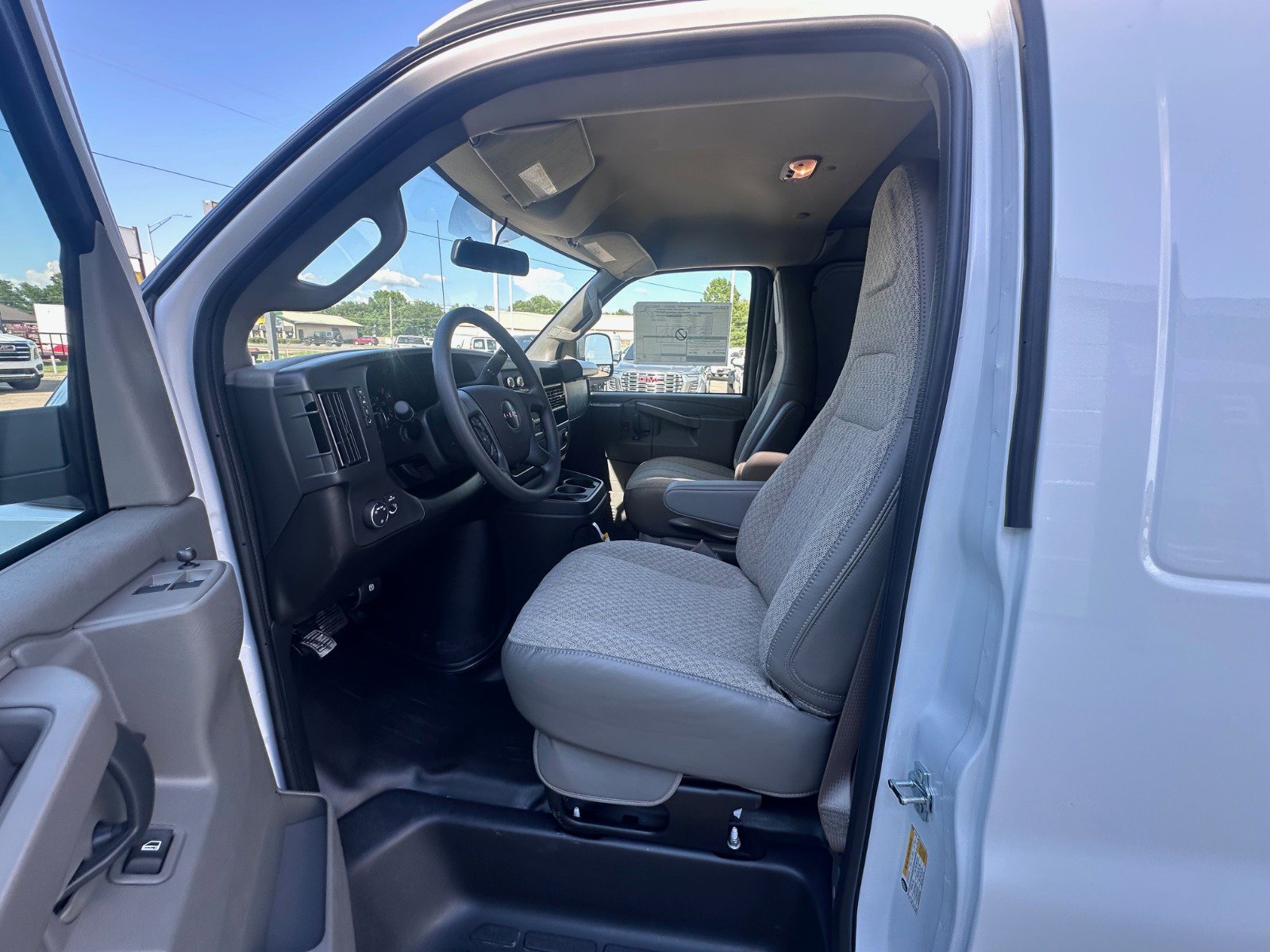 2025 Gmc Savana Cargo 2500 photo 3