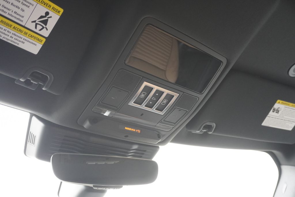 2025 Land Rover Discovery SE photo 16