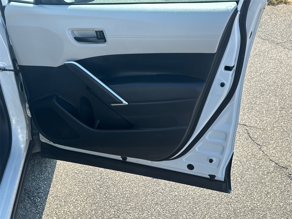 2024 Toyota Corolla Cross L photo 13