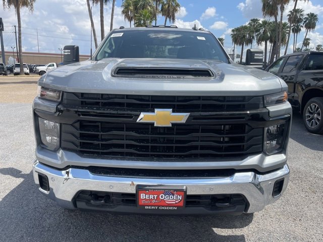 2025 Chevrolet Silverado 2500HD photo 2