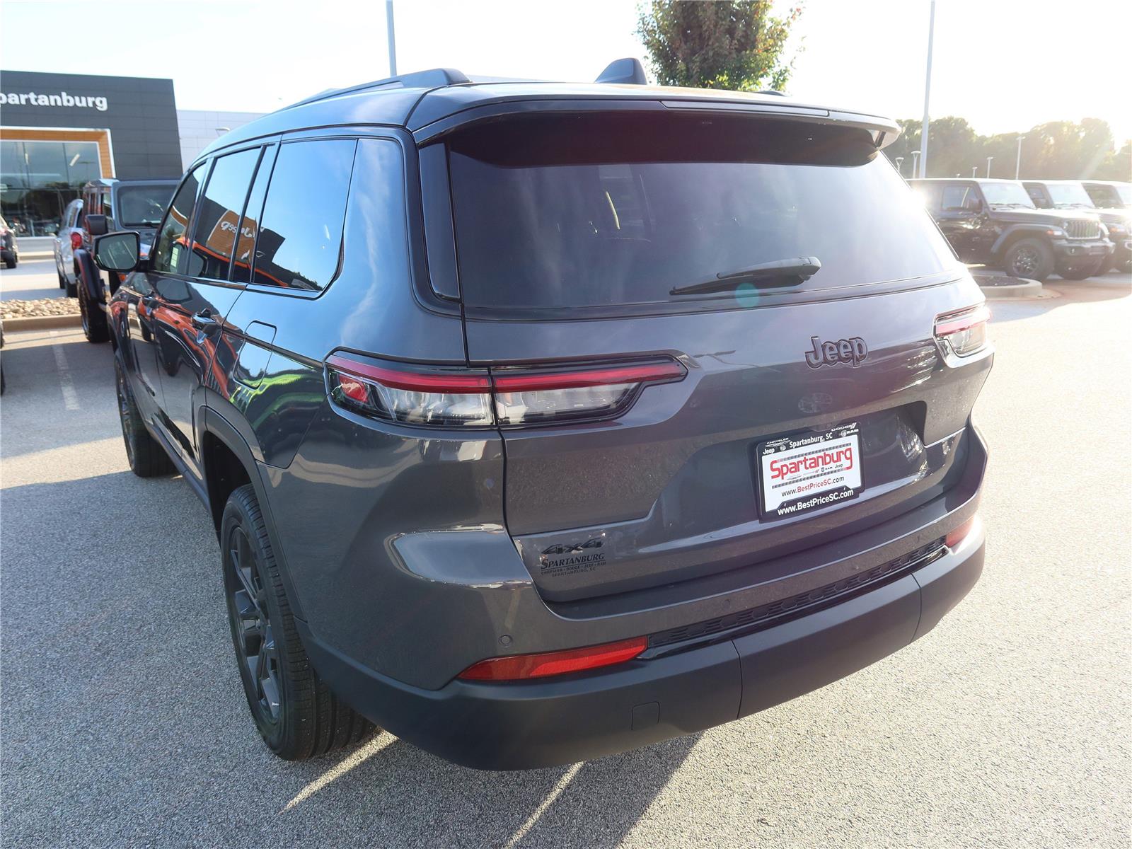 2025 Jeep Grand Cherokee Limited photo 3