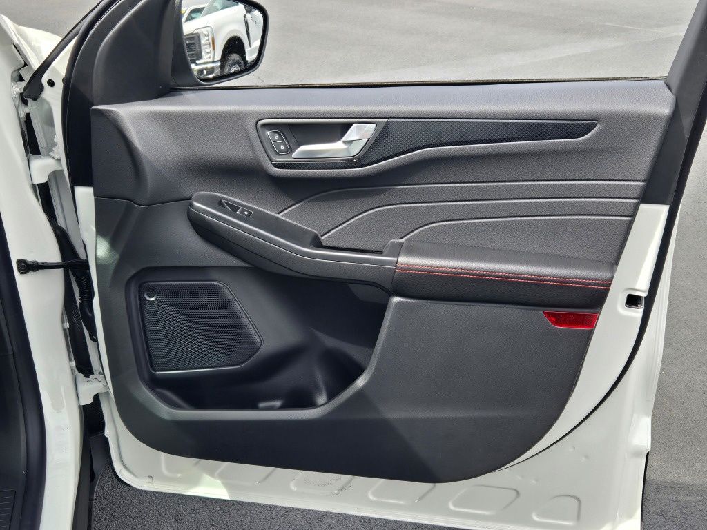 2025 Ford Escape Hybrid ST-Line Select photo 4