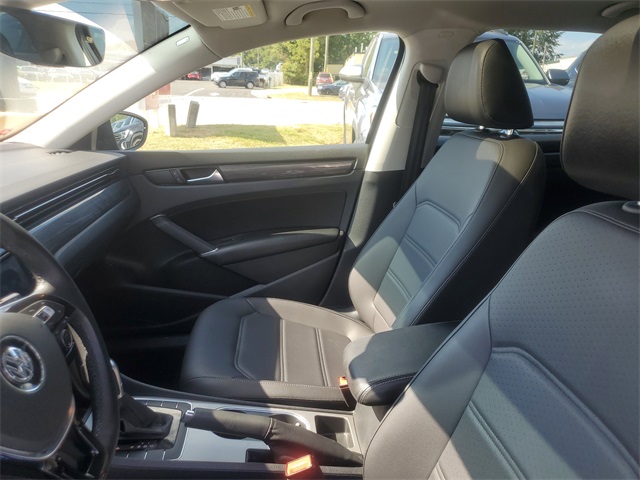 2020 Volkswagen Passat 2.0T R-Line photo 16