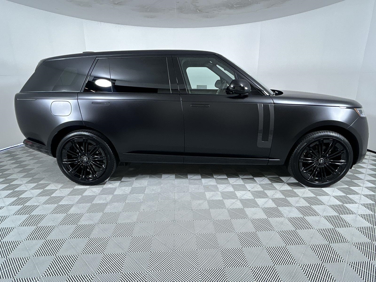 2025 Land Rover Range Rover SE photo 5