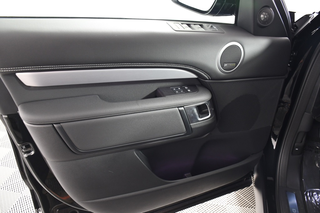 2025 Land Rover Discovery SE photo 11