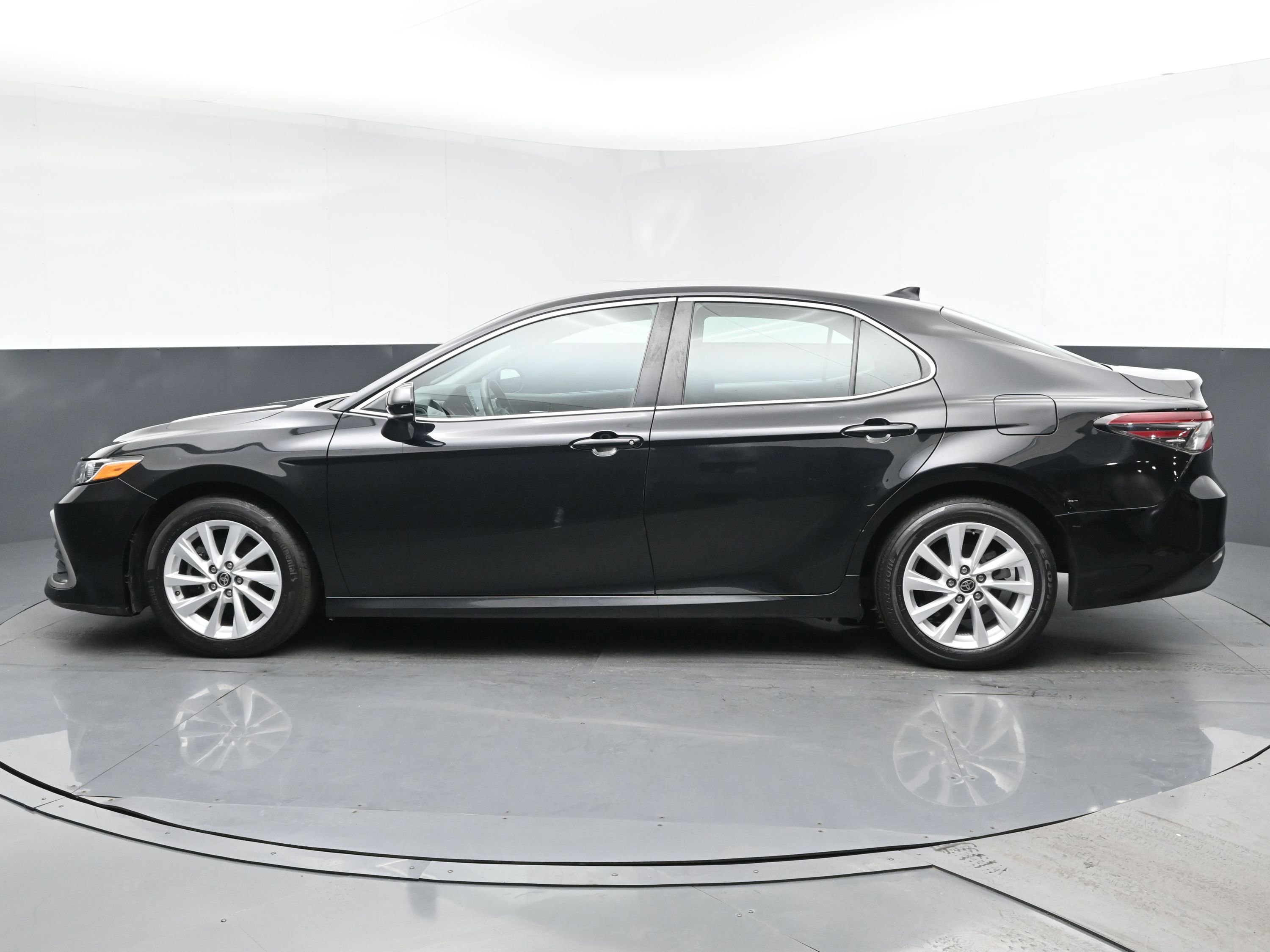 2021 Toyota Camry LE photo 4