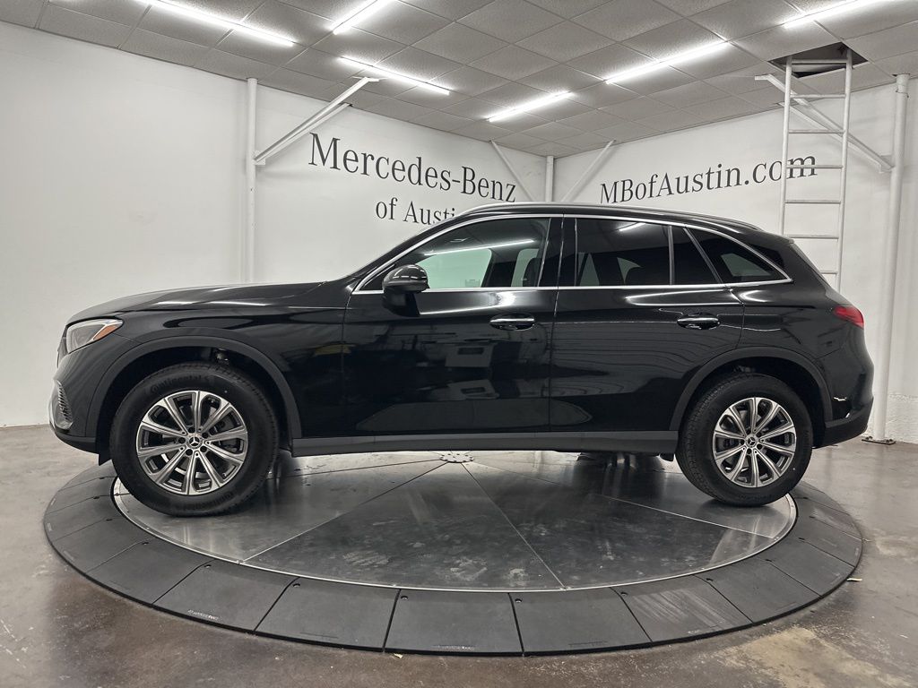 2025 Mercedes Benz GLC 300 photo 2
