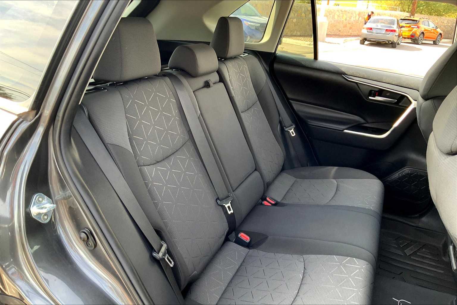 2021 Toyota RAV4 XLE photo 18