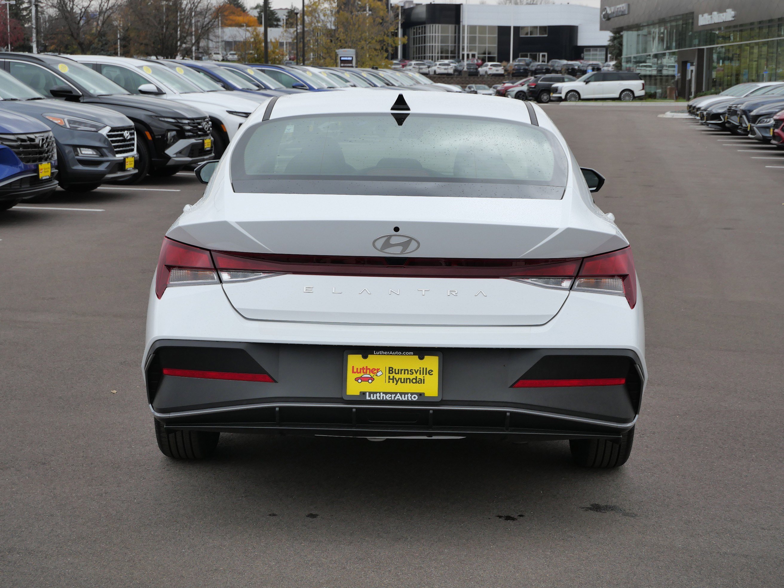 2025 Hyundai Elantra SE photo 3