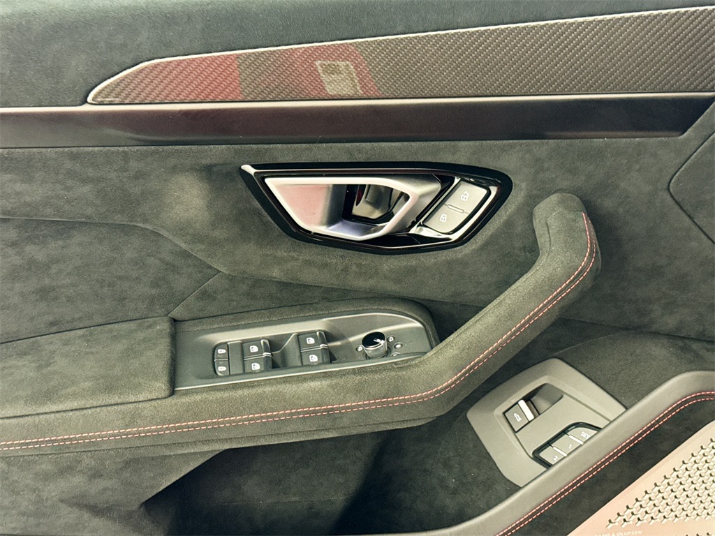 2023 Lamborghini Urus Performante photo 18
