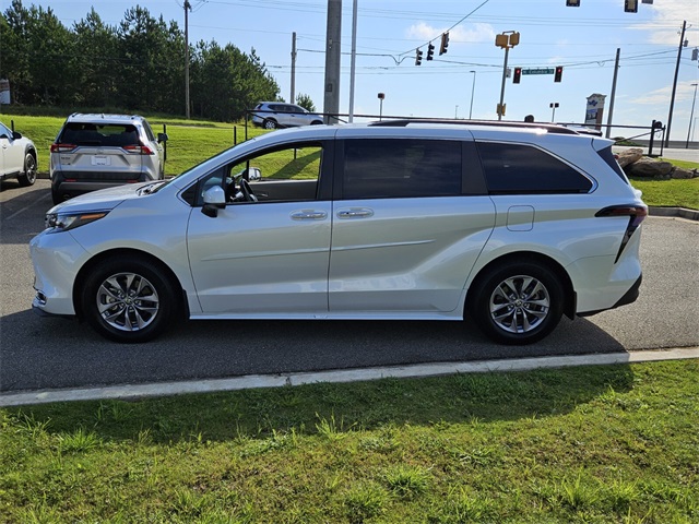 2024 Toyota Sienna XLE photo 3