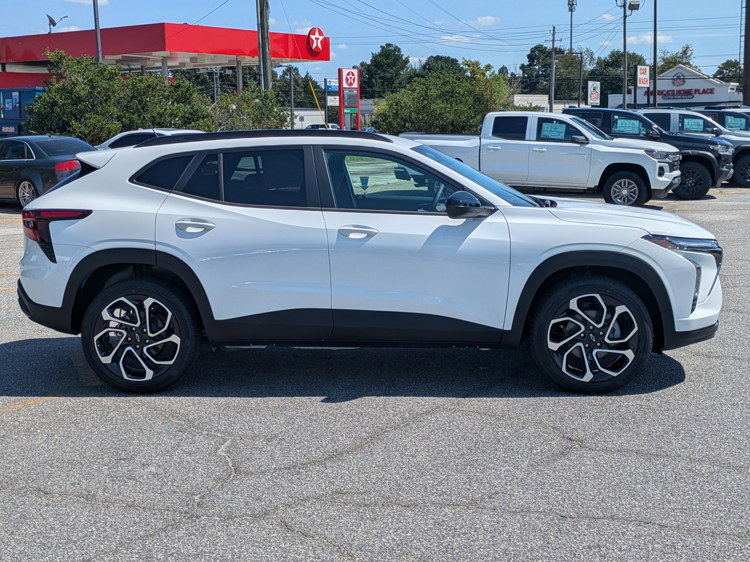 2025 Chevrolet Trax photo 3