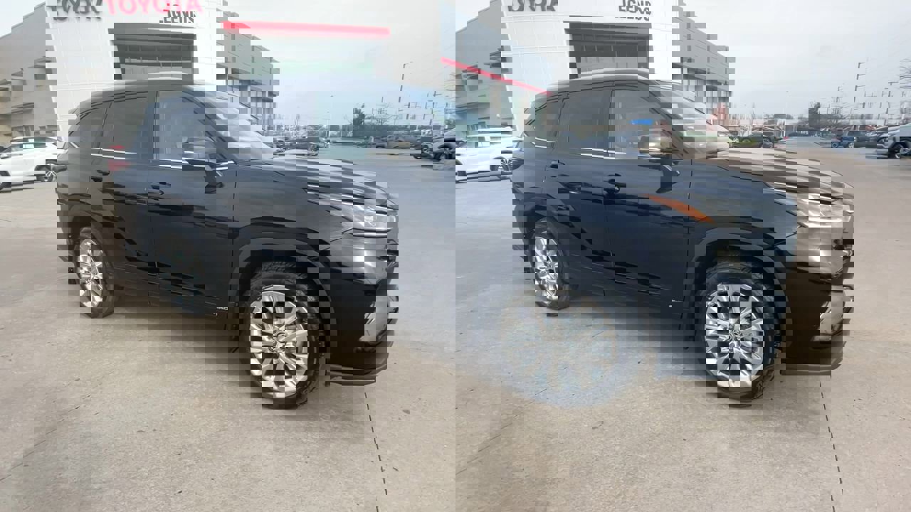 Used 2025 Toyota Highlander Limited with VIN 5TDXBRCH8SS667350 for sale in Kansas City